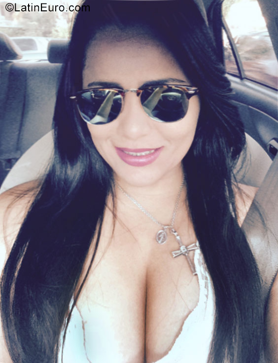 Date this nice looking Dominican Republic girl Diana from Santo Domingo DO27342