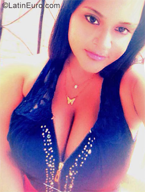 Date this sensual Dominican Republic girl Yakeira from Santiago DO27390