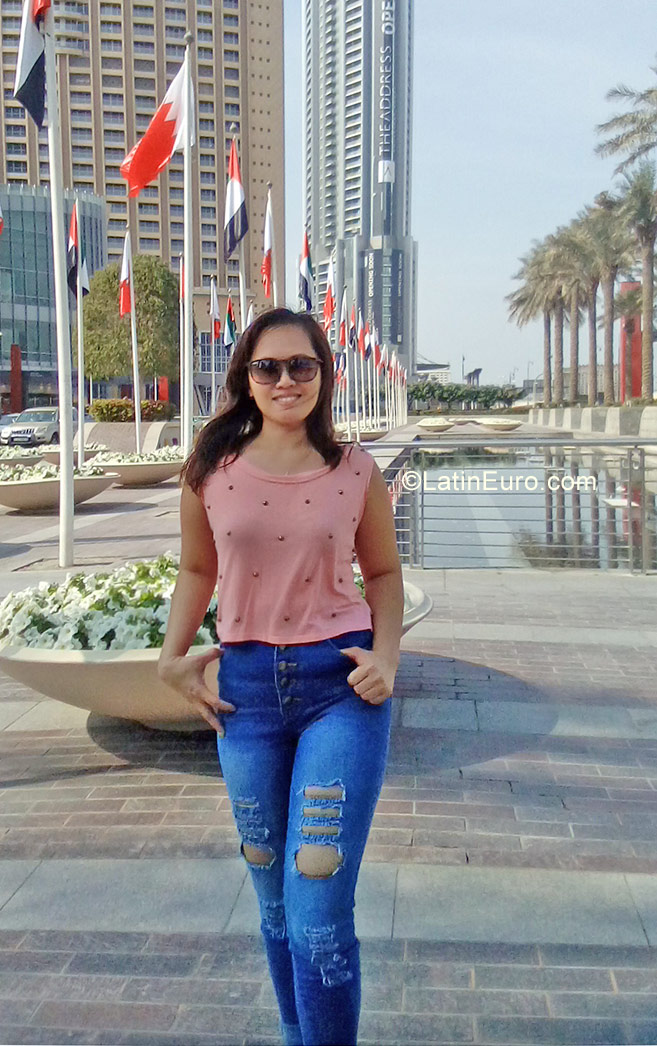Date this athletic United Arab Emirates girl Cristy from Dubai AE52