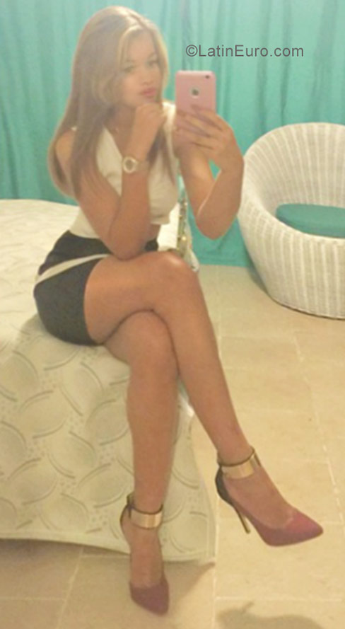 Date this sensual Dominican Republic girl Fernanda from Santo Domingo DO27477