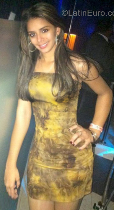 Date this nice looking Dominican Republic girl Claudia from Santo Domingo DO28239