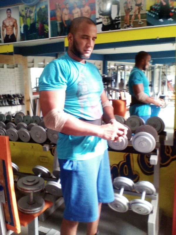 Date this athletic Dominican Republic man Leonardo from Santiago DO28302