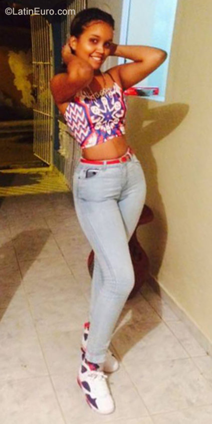 Date this pretty Dominican Republic girl Teany from Santo Domingo DO28480