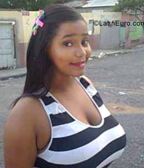 Date this stunning Dominican Republic girl Katerine from Santiago DO28615