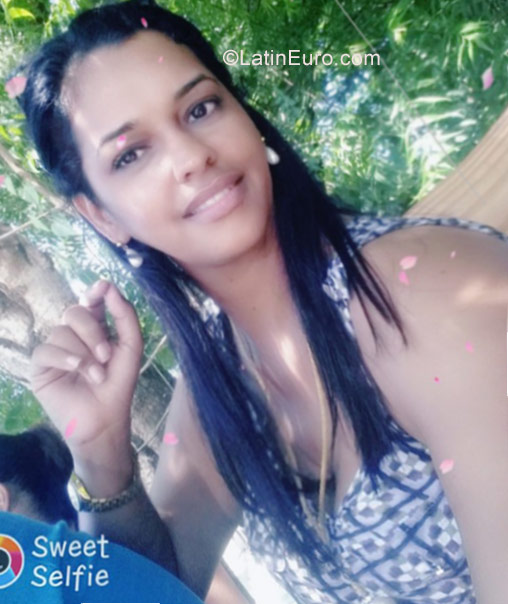 Date this foxy Dominican Republic girl Yenifer from Santiago DO28833