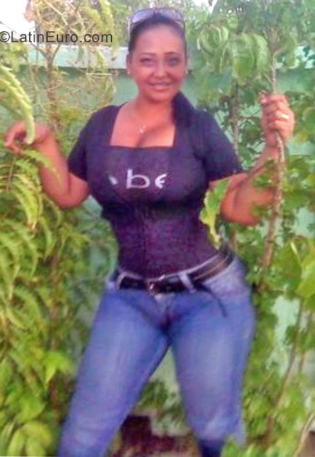 Date this attractive Colombia girl Ledis from Bogota CO22033
