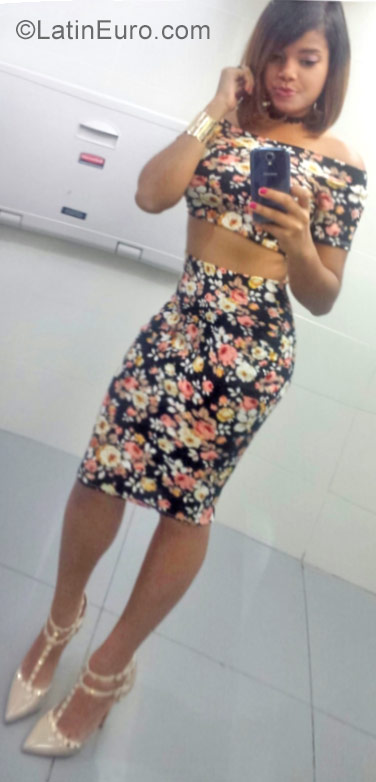 Date this stunning Dominican Republic girl Emely from Santo Domingo DO29753