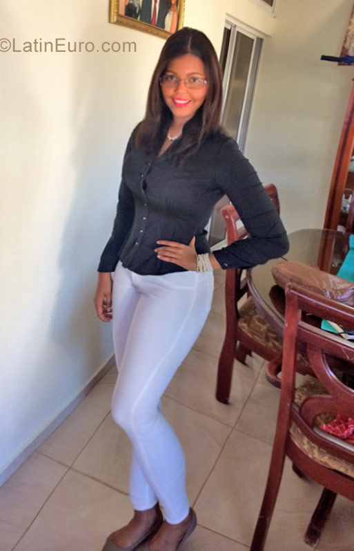 Date this foxy Dominican Republic girl Esther from Santo Domingo DO29852