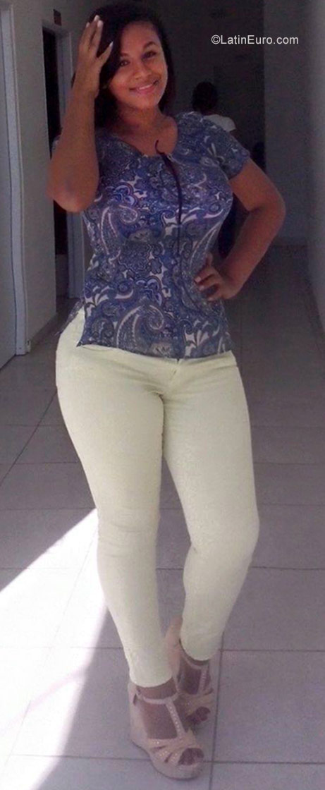 Date this athletic Dominican Republic girl Esthefany from Santo Domingo DO29872
