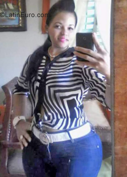 Date this stunning Dominican Republic girl Karina from Santo Domingo DO29937