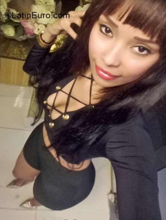 Date this attractive Dominican Republic girl Ammy from Santo Domingo DO40222