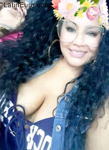 Date this athletic Dominican Republic girl Lessly from Santo Domingo DO30140