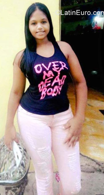 Date this athletic Dominican Republic girl Ana from Santiago DO30222