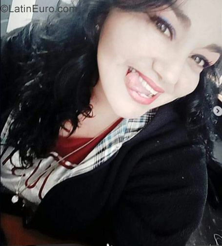 Date this attractive Colombia girl Diana from Bogota CO22290