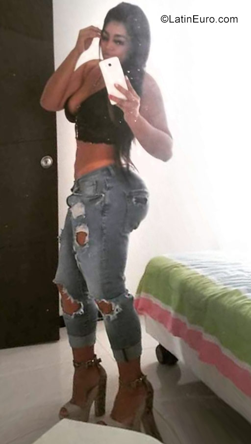 Date this hot Colombia girl Paola from Cali CO22292