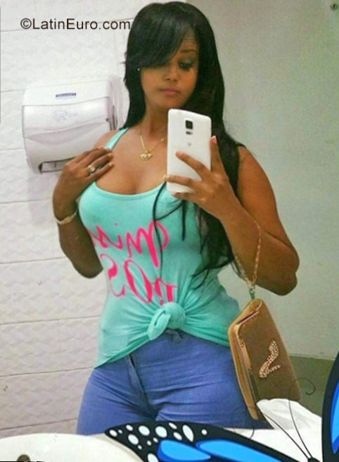 Date this good-looking Dominican Republic girl Minerva from Santo Domingo DO30418