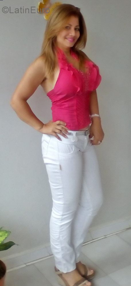 Date this nice looking Venezuela girl Leliia from Valencia VE1015