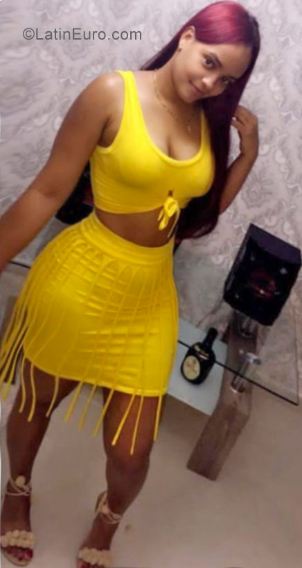 Date this foxy Dominican Republic girl Leslie from Santo Domingo DO30590