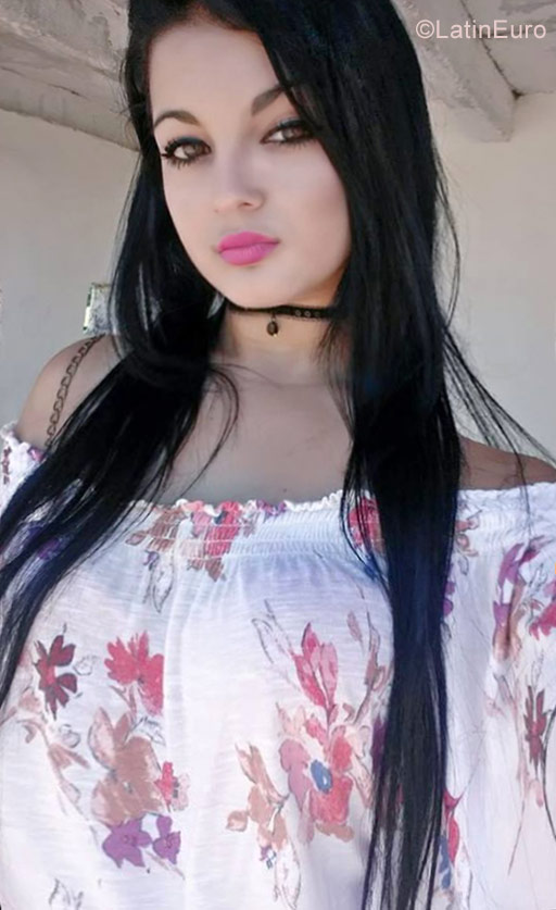 Date this charming Cuba girl Silvia from Holguin CU146