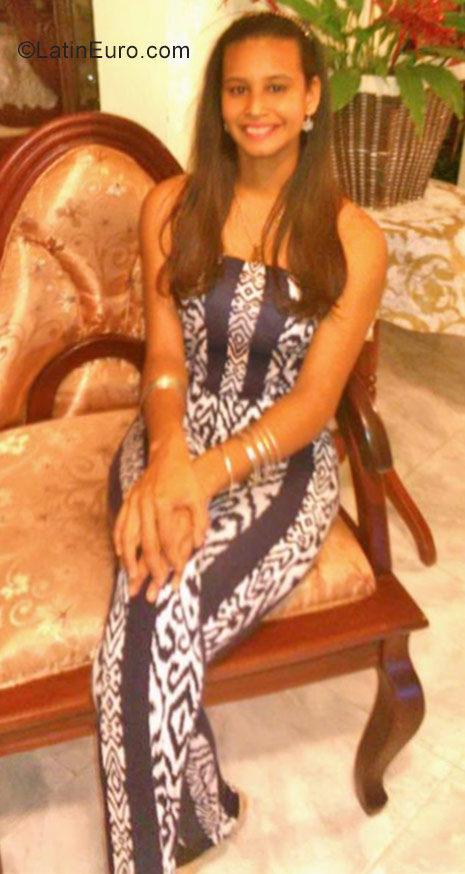 Date this good-looking Dominican Republic girl Indaia from Santo Domingo DO30620