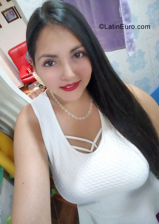 Date this good-looking Colombia girl Lidia from Bogota CO22699
