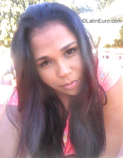 Date this good-looking Dominican Republic girl Mia from Santo Domingo DO30710