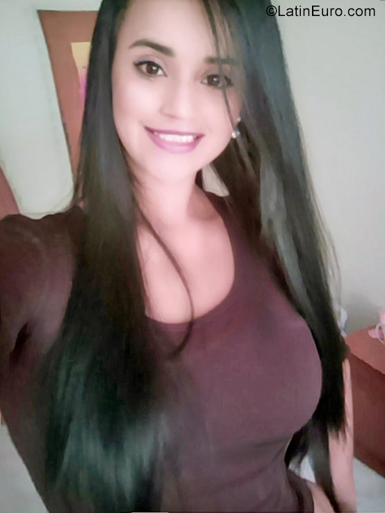 Date this good-looking Colombia girl Yohana from Bogota CO22971