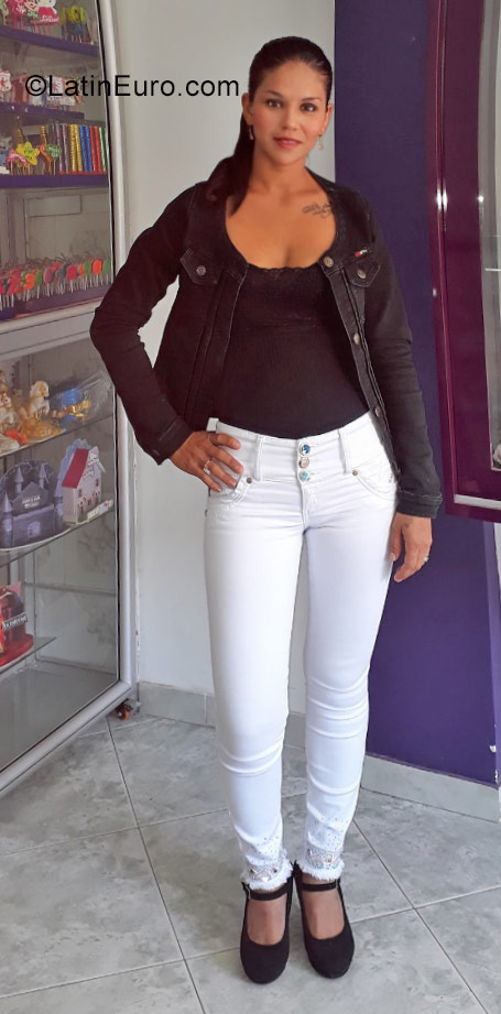 Date this attractive Colombia girl Nanis from Bogota CO23050