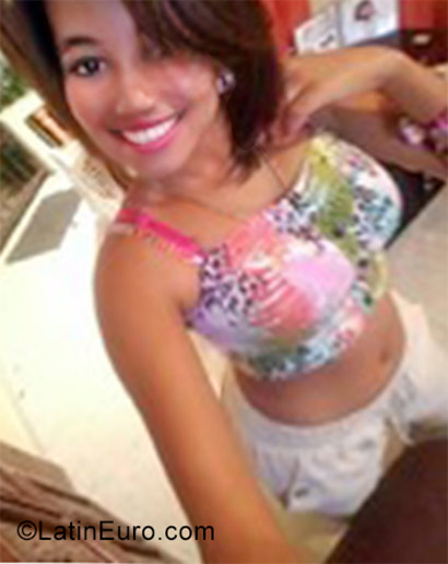 Date this nice looking Dominican Republic girl Yer from Santo Domingo DO31175