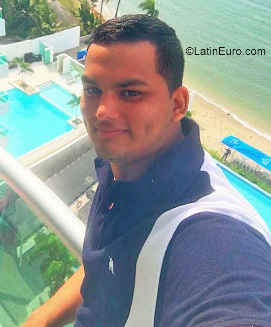Date this young Colombia man Luis from Medellin CO23300