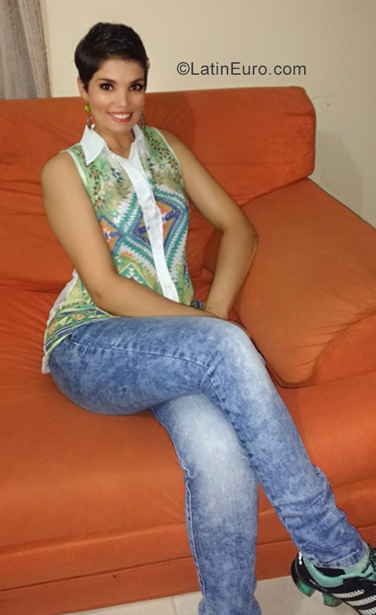 Date this voluptuous Colombia girl Giovanna from Bogota CO23498