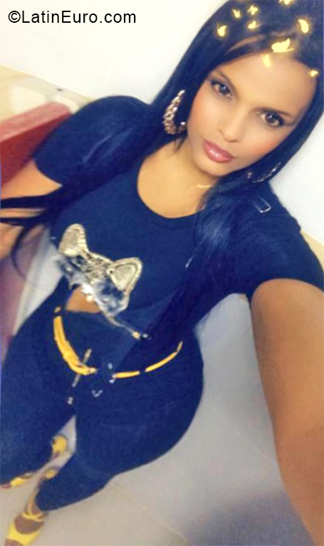 Date this foxy Dominican Republic girl Kaurenis from Santo Domingo DO33863