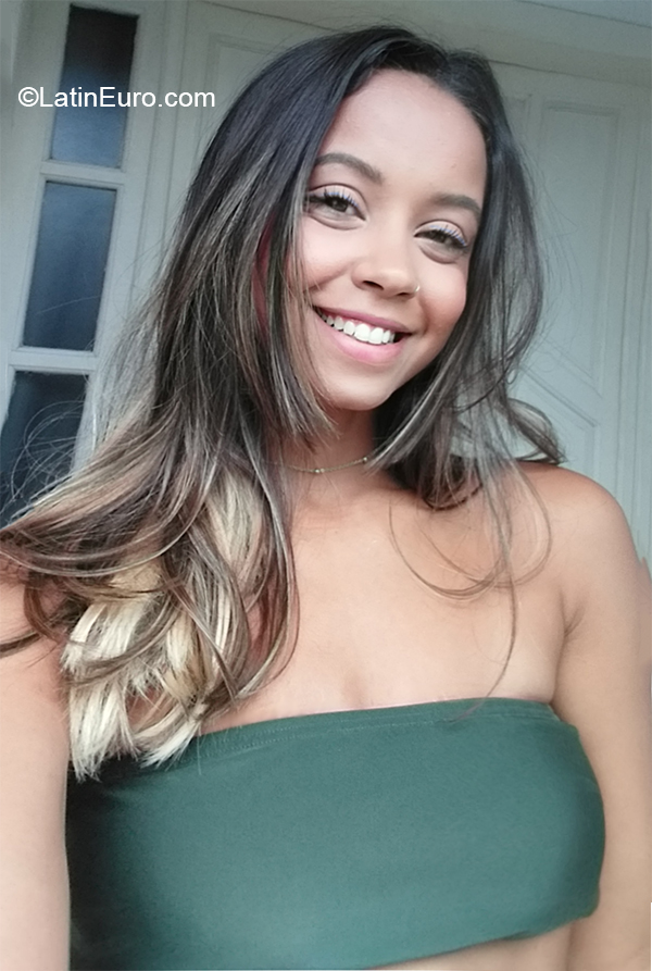Date this happy Brazil girl Victoria from Vitoria BR11025