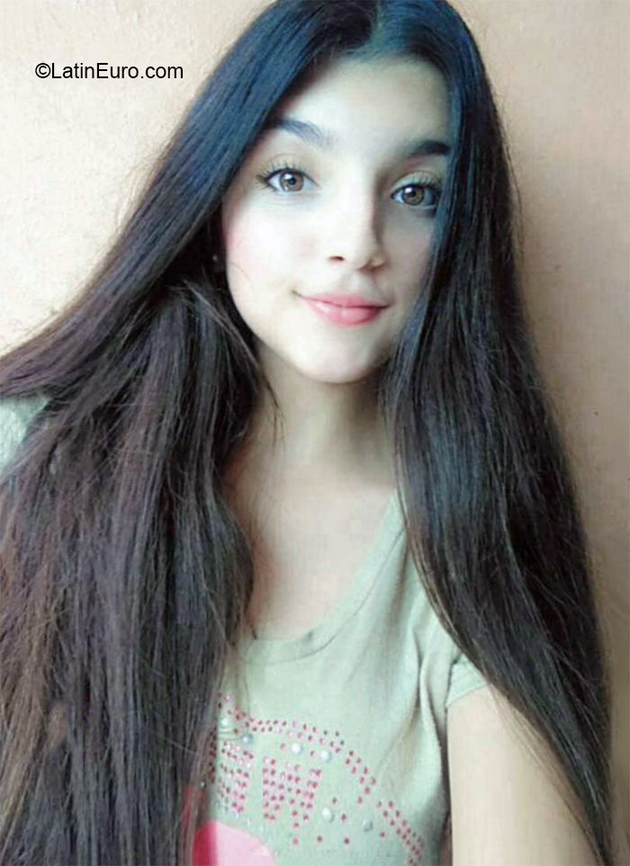 Date this attractive Costa Rica girl Lusini from San Jose CR388