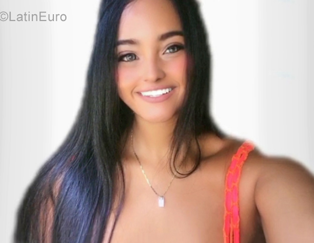 Date this nice looking Venezuela girl Daniela from Caracas VE3813