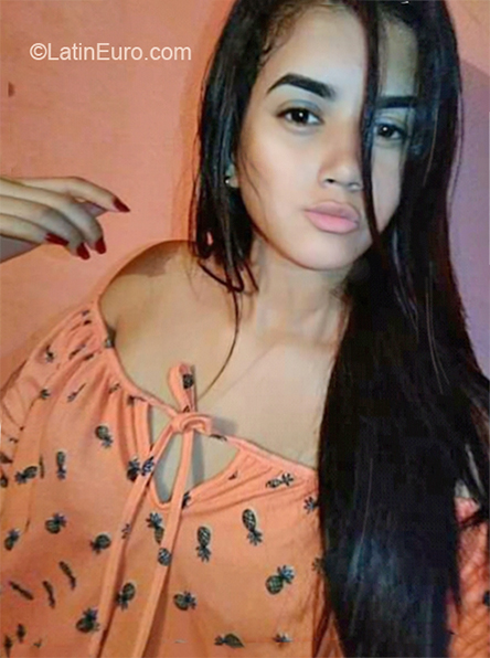 Date this good-looking Venezuela girl Alexandra from Valencia VE3831