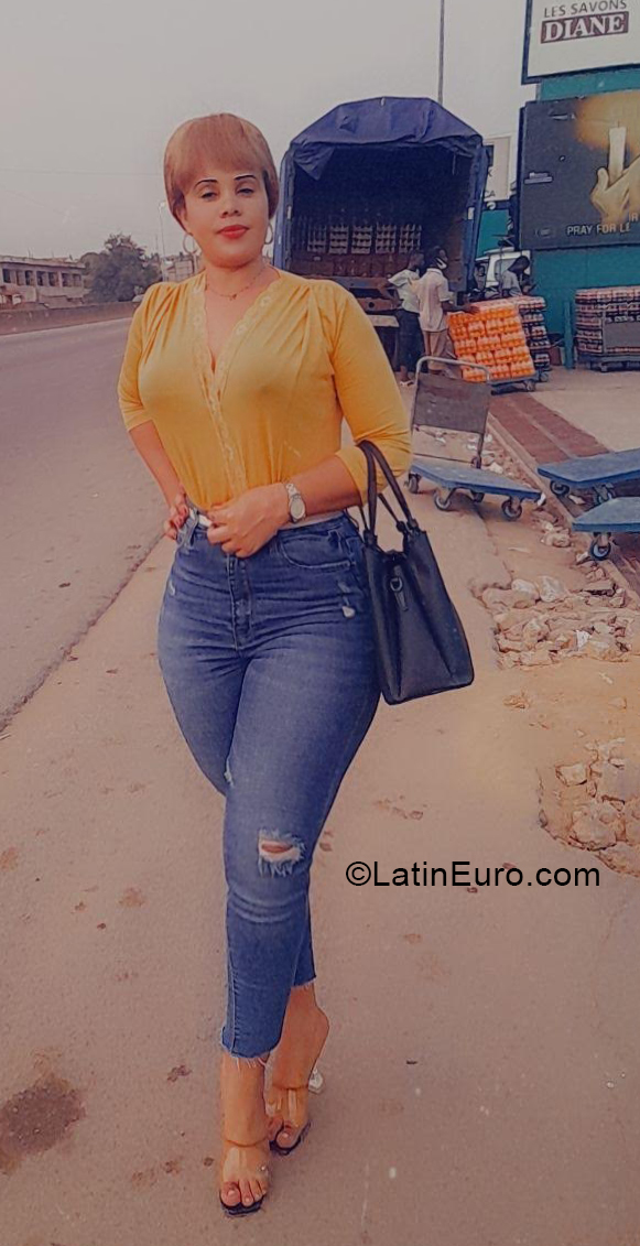 Date this voluptuous Ivory Coast girl Synthia from Abidjan IC98