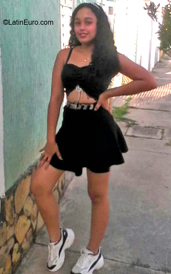 Date this voluptuous Venezuela girl Neyli from Maracay VE4022