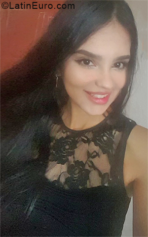 Date this sultry Venezuela girl Karmen from Merida VE4178