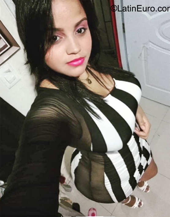 Date this gorgeous Dominican Republic girl Yenifer from Santo Domingo DO40731