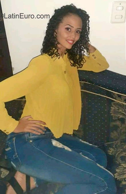 Date this nice looking Colombia girl Jael from Santa Marta CO31003