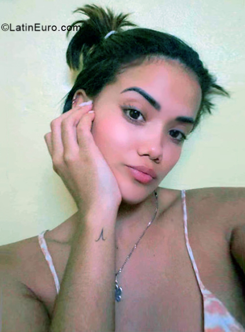 Date this young Dominican Republic girl Key from Santo Domingo DO40675