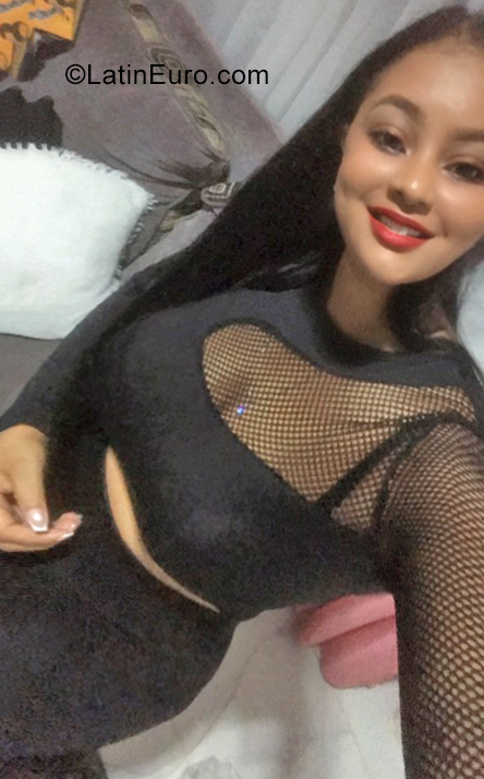 Date this foxy Dominican Republic girl Yennifer from Santiago DO40800