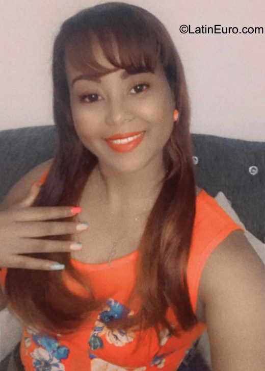 Date this charming Dominican Republic girl Nikauris from Santo Domingo DO41000