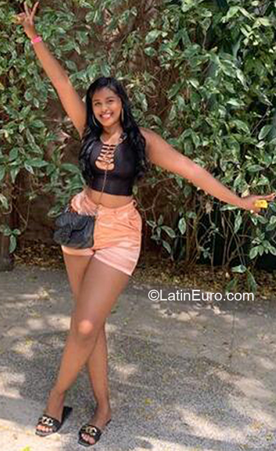 Date this sultry Colombia girl Johana from Cartagena CO31742