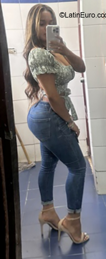 Date this tall Dominican Republic girl Luna from Santo Domingo DO40823