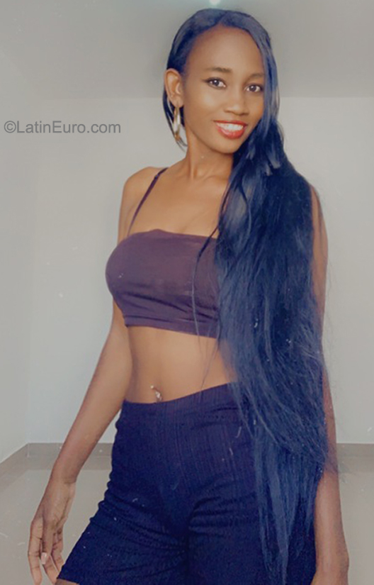 Date this nice looking Dominican Republic girl La negra from Santiago DO40872