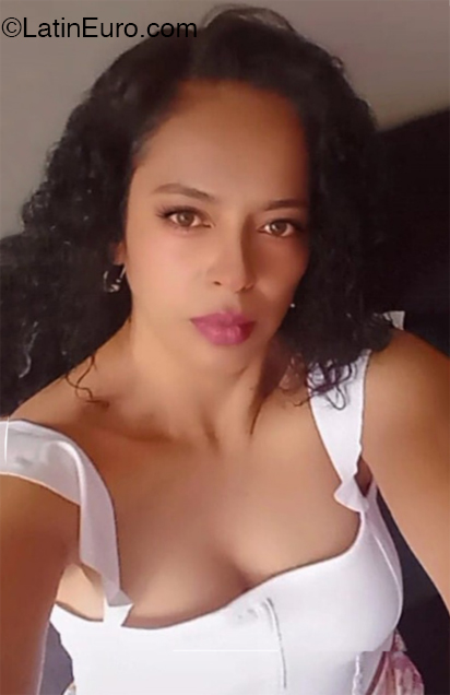 Date this passionate Colombia girl Isabella patio from Bogota CO32131