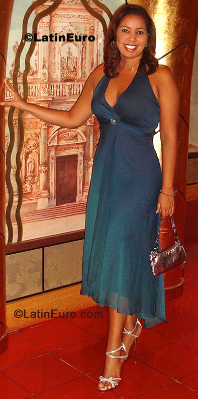 Date this happy Brazil girl Ellen from Vitoria B-68