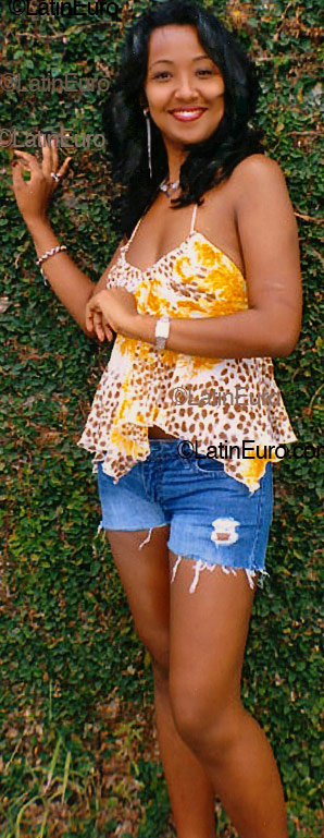 Date this voluptuous Brazil girl Claudiney from Manaus B1628